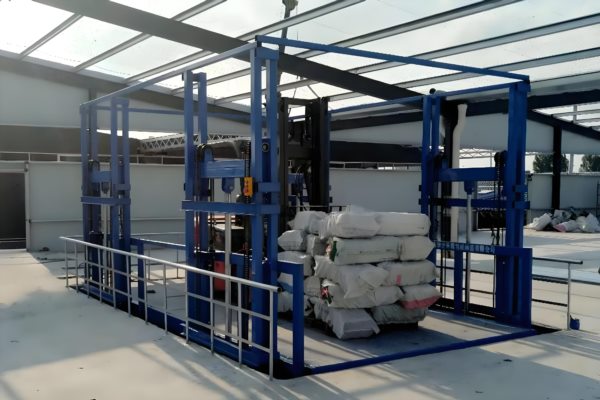液压导轨升降机_解决工厂高空搬运难题