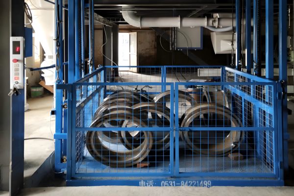 解决工厂垂直运输难题_导轨式升降机高效方案