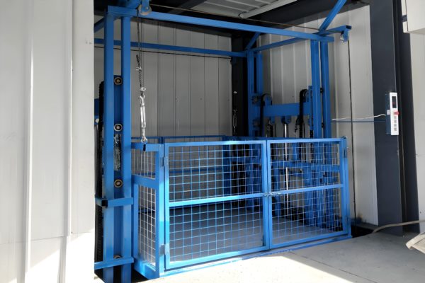 导轨式升降机工厂案例实拍图案例图