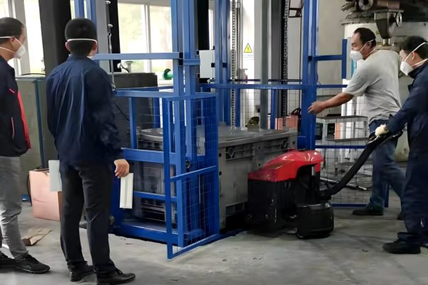 导轨升降机在仓库中工作的场景图