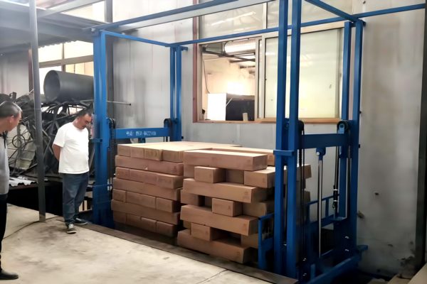 重庆导轨升降机工厂生产实拍图