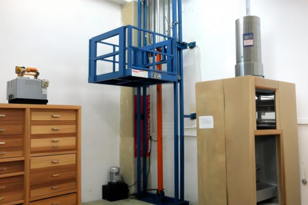 厂房搬货卡壳?导轨式液压升降机成企业新选择