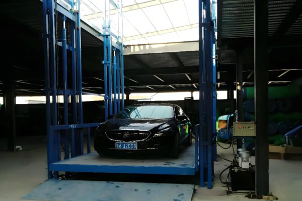 导轨式升降机结构分解图（液压缸、导轨、控制单元）