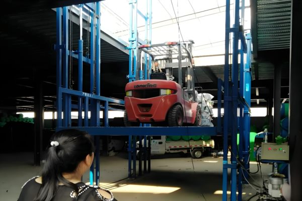 导轨式升降机工厂实景应用图