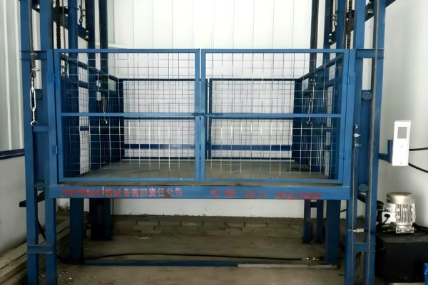 链条导轨式升降机厂家高效运输场景图