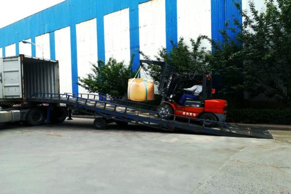 移动式登车桥工厂应用场景图