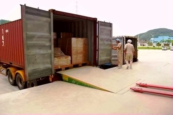 固定液压登车桥应用场景图