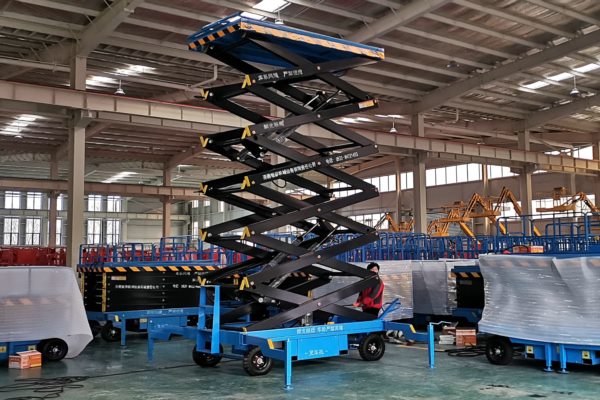 移动液压式升降机如何化身效率神器_破解高空作业空间困局？