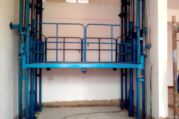 中型导轨升降机图片